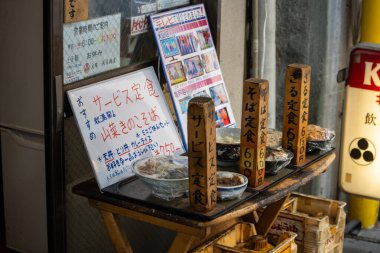 Tokyo, Japonya, 1 Kasım 2023: Yerel Tapınakta Bilgi İşareti ve Ema