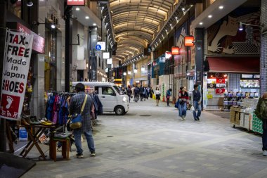 Tokyo, Japonya, 1 Kasım 2023: Yayalar ve Mağazalarla Kaplanmış Alışveriş Salonu
