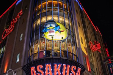 Tokyo, Japonya, 1 Kasım 2023: Asakusa 'da Aydınlanmış Eğlence Bölgesi Giriş Gecesi