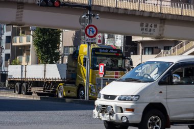 Tokyo, Japonya, 1 Kasım 2023: Tokyo Üstgeçit Altında Kargo Aracı