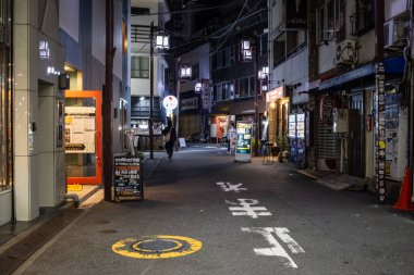 Tokyo, Japonya, 1 Kasım 2023: Tokyo 'daki Boş Sokak Dükkanlar ve Aydınlatılmış İşaretler