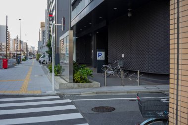 Tokyo, Japonya, 1 Kasım 2023: Otopark Girişli Boş Şehir Sokak Köşesi