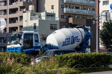 Tokyo, Japonya, 1 Kasım 2023: Kentsel Yoldaki Çimento Karıştırıcı Kamyonu
