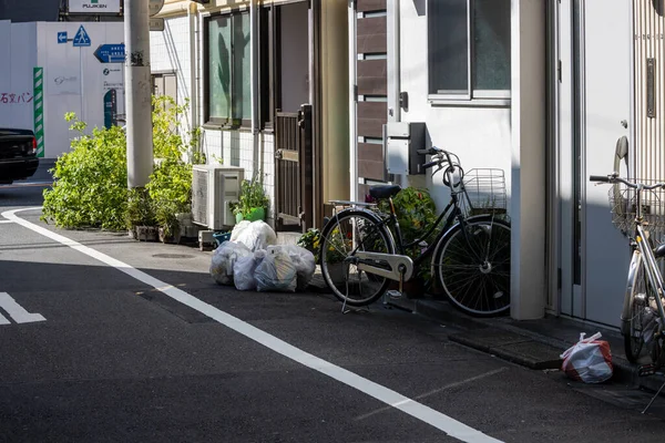 Tokyo, Japonya, 1 Kasım 2023: Bisiklet ve Geri Dönüşüm Kutuları ile Tokyo 'da kaldırım