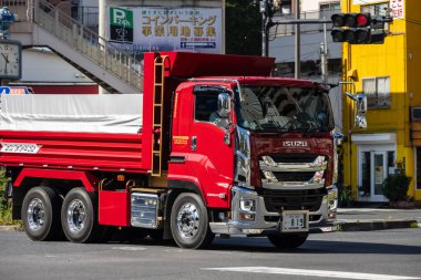 Tokyo, Japonya, 1 Kasım 2023: Tokyo Caddelerinde Kırmızı Isuzu Kamyonu