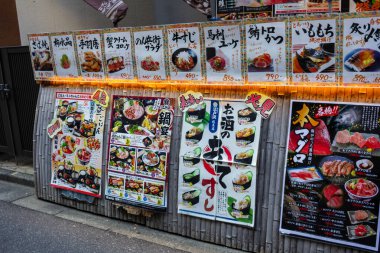 Tokyo, Japonya, 1 Kasım 2023: Sokaklarda renkli restoran menüleri sergilendi