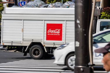 Tokyo, Japonya, 1 Kasım 2023: Yoğun Cadde 'deki Coca-Cola Teslimat Aracı