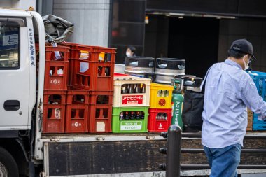 Tokyo, Japonya, 1 Kasım 2023: Kentsel bir ortamda içecek sandıklarıyla dolu kargo kamyonu