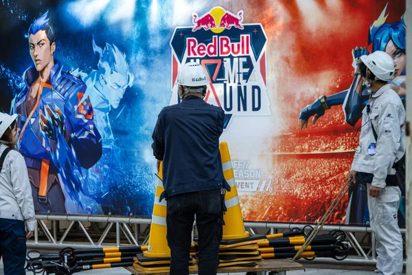 Tokyo, Japonya, 1 Kasım 2023: İşçiler Kızıl Boğa Reklam Panosu Kuruyor