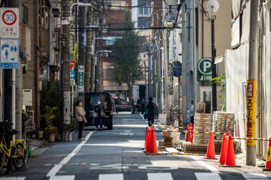 Tokyo, Japonya, 1 Kasım 2023: Sessiz Tokyo arka sokağı Park işareti ve bisikletlerle