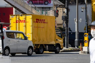 Tokyo, Japonya, 1 Kasım 2023: Yoğun bir günde DHL dağıtım kamyonu