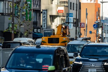 Tokyo, Japonya, 1 Kasım 2023: Şehir trafiği arasında ağır makineler ile Tokyo 'da inşaat çalışmaları
