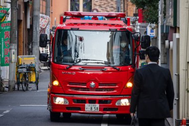 Tokyo, Japonya, 1 Kasım 2023: Kırmızı itfaiye aracı dar bir caddede acil bir duruma müdahale ediyor