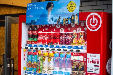 Tokyo, Japonya, 1 Kasım 2023: Coca-Cola ve Georgia Kahve markasıyla içecek satan otomat