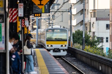 Tokyo, Japonya, 1 Kasım 2023: Bir Şehir Platformu 'nda Tren Bekleyen Yolcular