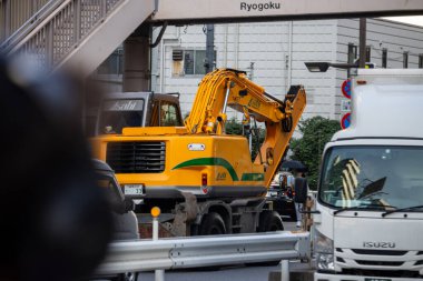 Tokyo, Japonya, 1 Kasım 2023: Trafikte Bir Karavanın İnşaat Kazıcısı