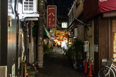 Tokyo, Japonya, 1 Kasım 2023: Tokyo 'da Gece Dar Sokak