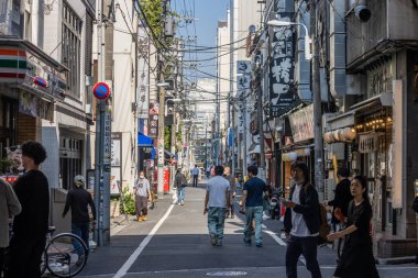 Tokyo, Japonya, 1 Kasım 2023: Bustling Street Scene with Pedestrians and Cyclist