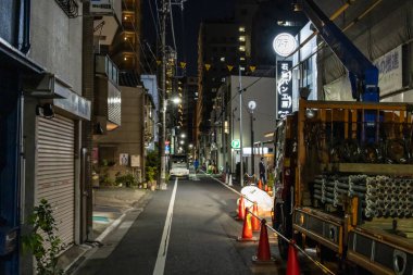 Tokyo, Japonya, 1 Kasım 2023: Ortam sokak ışıklandırmasıyla Tokyo 'da sessiz bir gece sokağı