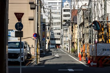 Tokyo, Japonya, 1 Kasım 2023: Tokyo 'da Kamu Hizmetleri Kutupları ile Arka Sokak