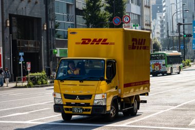 Tokyo, Japonya, 1 Kasım 2023: Tokyo trafiğinde yol alan DHL dağıtım kamyonu