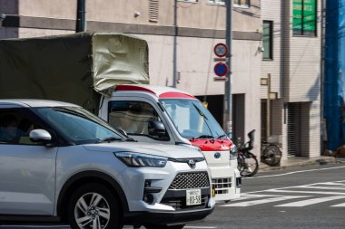 Tokyo, Japonya, 1 Kasım 2023: Şehir Kavşağında Modern Arabalar