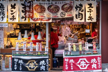 Tokyo, Japonya, 1 Kasım 2023: Tokyo 'da Yakitori sunan yerel bir restoranın canlı vitrini