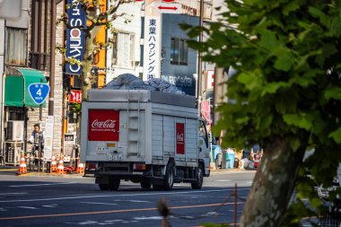 Tokyo, Japonya, 1 Kasım 2023: Tokyo caddesinde Coca-Cola dağıtım kamyonu