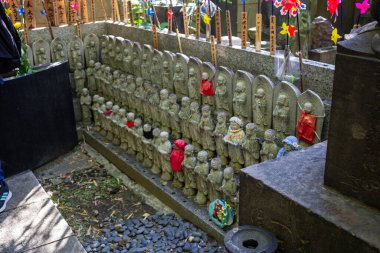 Tokyo, Japonya, 1 Kasım 2023: Japon Tapınağındaki Jizo Heykelleri Sıraları