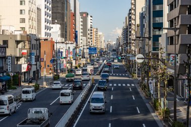 Tokyo, Japonya, 1 Kasım 2023: Tokyo 'daki ana caddede yoğun trafik