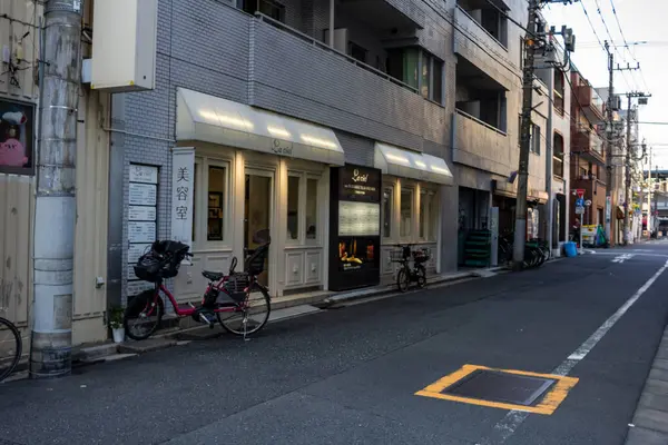 Tokyo, Japonya, 1 Kasım 2023: Sessiz Sokak Sahnesi Küçük İşletmeler ve Parklı Bisikletler