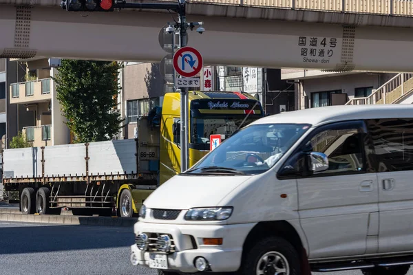 Tokyo, Japonya, 1 Kasım 2023: Van ve Karavan Tokyo 'da Otoyol Altında
