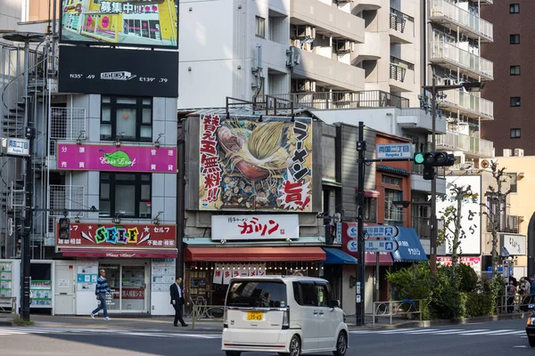 Tokyo, Japonya, 1 Kasım 2023: Çeşitli Dükkanlar ve İşaretlerle Dolu Tokyo Caddesi