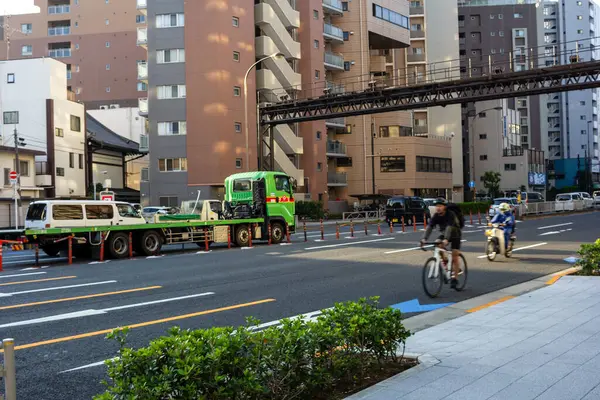 Tokio Japón Noviembre 2023 Escena Tráfico Con Ciclista Camión Industrial — Foto de Stock