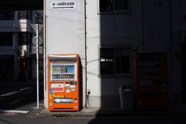 Tokyo, Japonya, 1 Kasım 2023: Sessiz Bir Caddede Parlak Turuncu Otomat