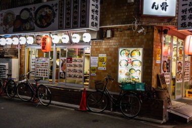 Tokyo, Japonya, 1 Kasım 2023: Gece Geleneksel Japon Restoranı Cephesi