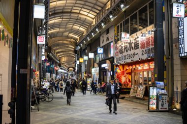 Tokyo, Japonya, 1 Kasım 2023: Tokyo 'daki Kapalı Alışveriş Salonunda Alışverişçiler