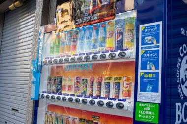 Tokyo, Japonya, 1 Kasım 2023: Sokaklarda Suntory İçecek Satışı Makinesi