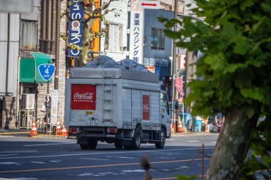 Tokyo, Japonya, 1 Kasım 2023: Coca-Cola Teslimat Aracı