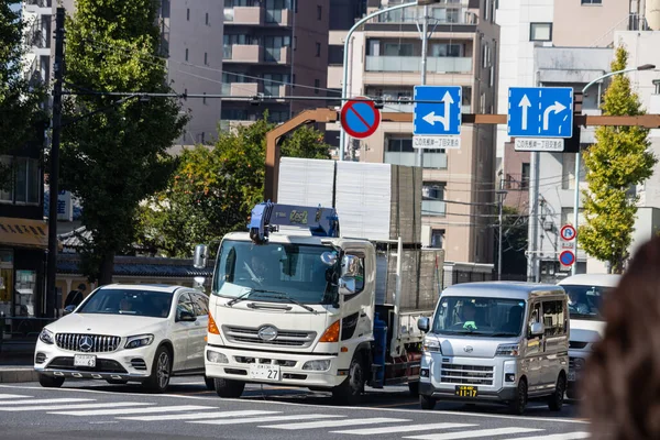 Tokyo, Japonya, 1 Kasım 2023: Yön ve Araçlarla Trafik Sahnesi