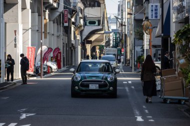Tokyo, Japonya, 1 Kasım 2023: Tokyo 'da yayalar ve Mini Cooper ile Şehir Sokağı Sahnesi