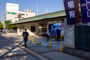 Tokyo, Japonya, 1 Kasım 2023: Tokyo 'da halka açık bir mekanda açık etkinlik hazırlığı