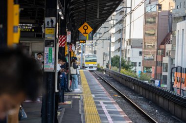 Tokyo, Japonya, 1 Kasım 2023: Tokyo Tren İstasyonunda Tren Bekleyen Yolcular