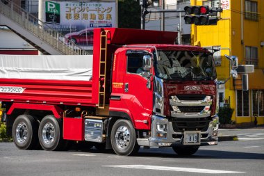 Tokyo, Japonya, 1 Kasım 2023: Meşgul Şehir Caddesinde Kırmızı Isuzu Kamyonu Dönüyor