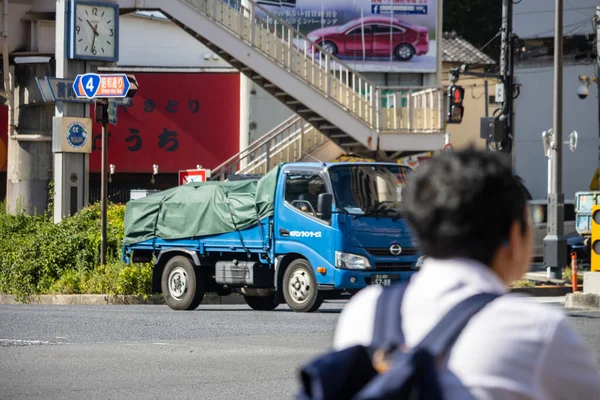 Tokio Japón Noviembre 2023 Camiones Comerciales Paso Elevado Peatonal Bullicioso — Foto de Stock