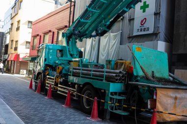Tokyo, Japonya, 1 Kasım 2023: Gezici vinç Tokyo caddesindeki bir inşaat sahasına park edildi