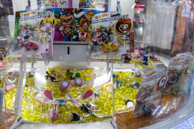 Tokyo, Japonya, 1 Kasım 2023: Tokyo atari salonunda pençe makinesinde Mario Kart oyuncakları