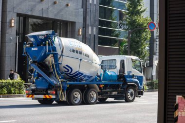 Tokyo, Japonya, 1 Kasım 2023: İnşaat sırasında Tokyo sokaklarında çimento karıştırıcı kamyonu