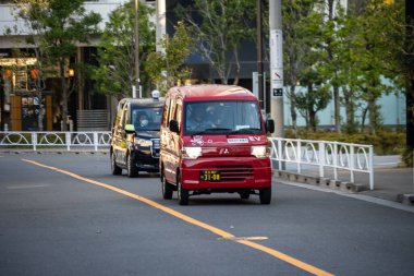 Tokyo, Japonya, 1 Kasım 2023: Tokyo Caddesi 'nde Kırmızı Teslimat Aracı