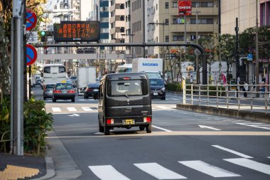 Tokyo, Japonya, 1 Kasım 2023: Tokyo 'da araçlar ve trafik işaretli trafik sahnesi